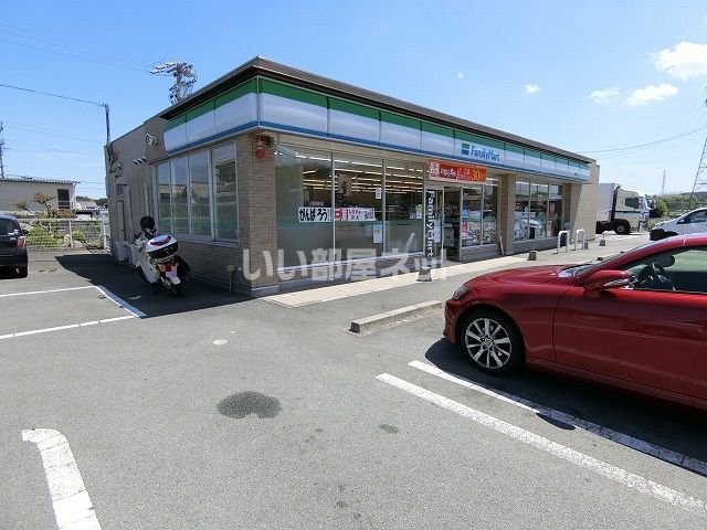 近くのファミリーマート津片田店まで791m（徒歩10分）