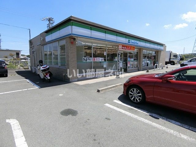 近くのコンビニまで787m（徒歩10分）