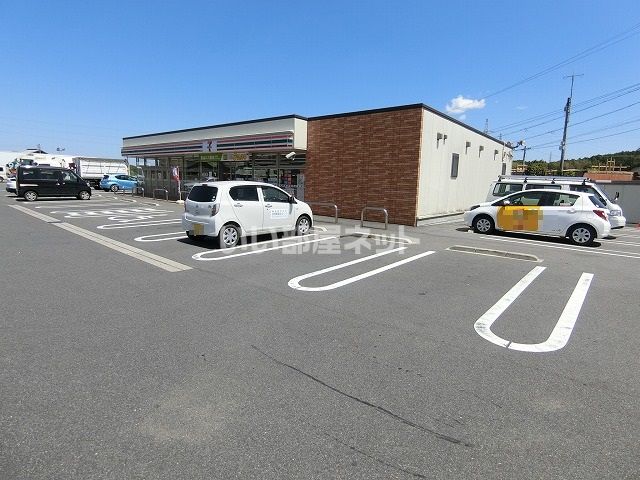 近くのセブンイレブン津市片田井戸町店まで1,309m（徒歩17分）