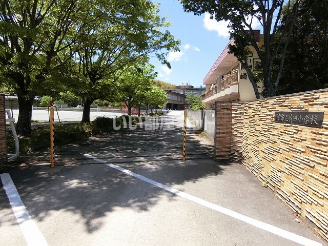 近くの津市立片田小学校まで1,038m（徒歩13分）