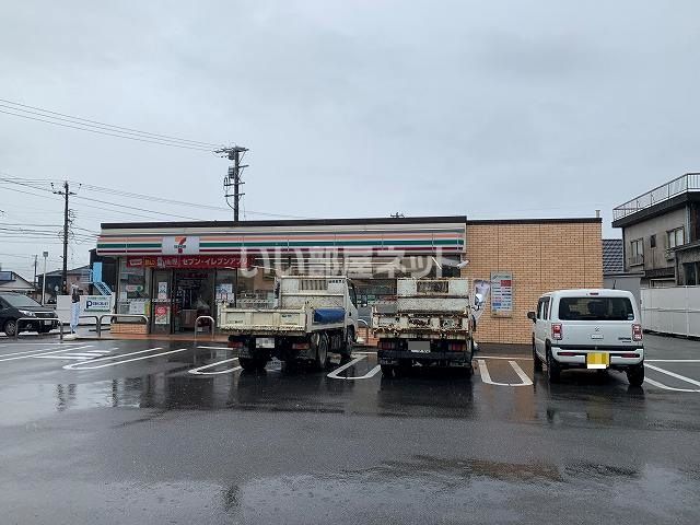 近くのコンビニまで548m（徒歩7分）
