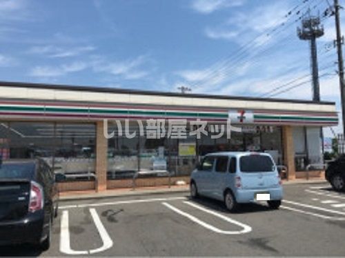 近くのコンビニまで996m（徒歩13分）