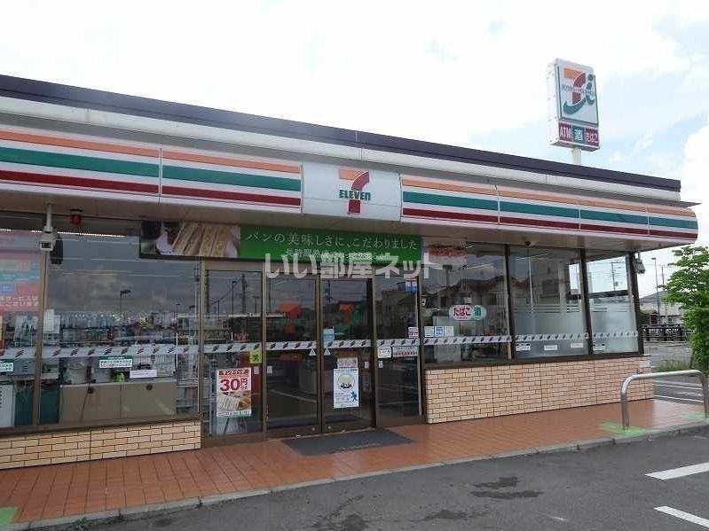 近くのコンビニまで586m（徒歩8分）