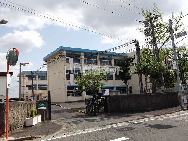 近くの中間市立中間小学校まで3,208m(徒歩41分)