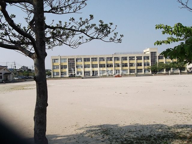 近くの中間市立中間西小学校まで1,107m(徒歩14分)