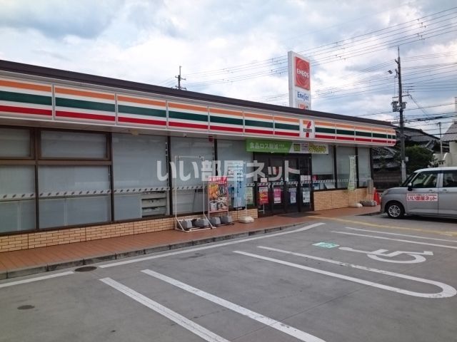 近くのコンビニまで182m（徒歩3分）