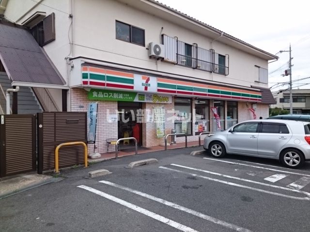 近くのコンビニまで260m（徒歩4分）