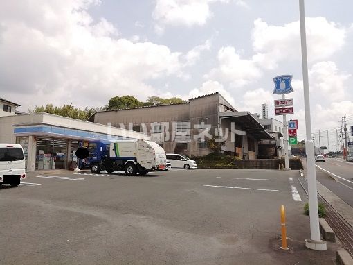 近くのコンビニまで1,408m（徒歩18分）