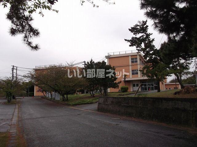 近くの小学校まで694m（徒歩9分）