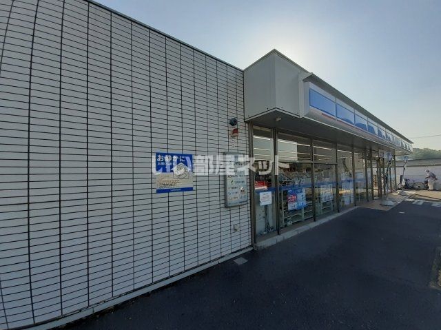 近くのコンビニまで1,142m（徒歩15分）