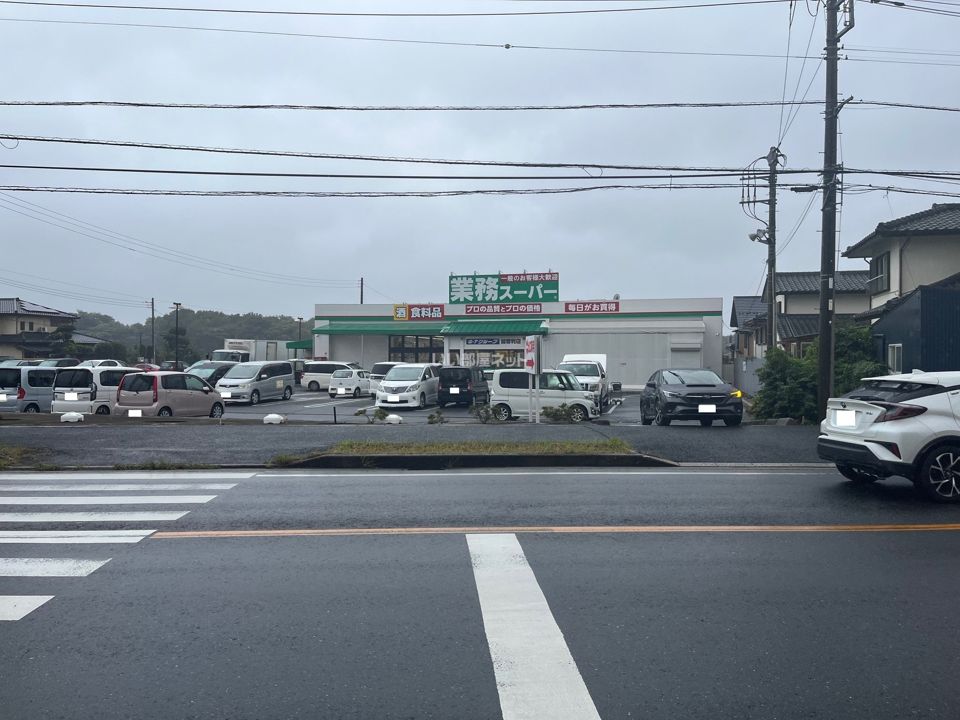 近くのスーパーまで635m（徒歩8分）