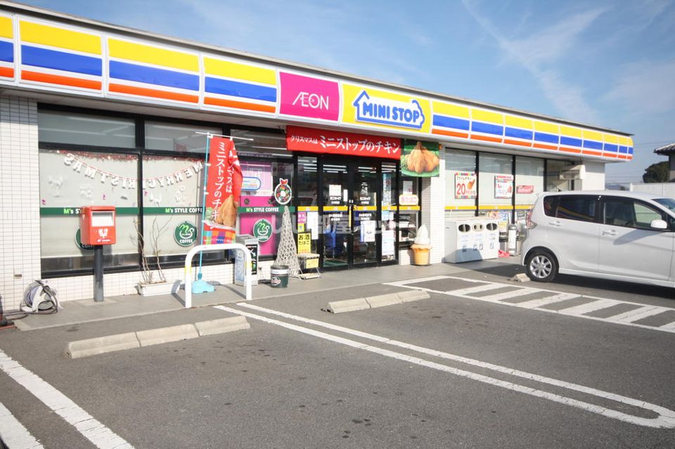 近くのコンビニまで1,787m（徒歩23分）