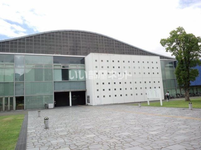 近くの図書館まで1,127m（徒歩15分）