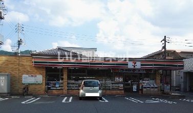 近くのコンビニまで261m（徒歩4分）