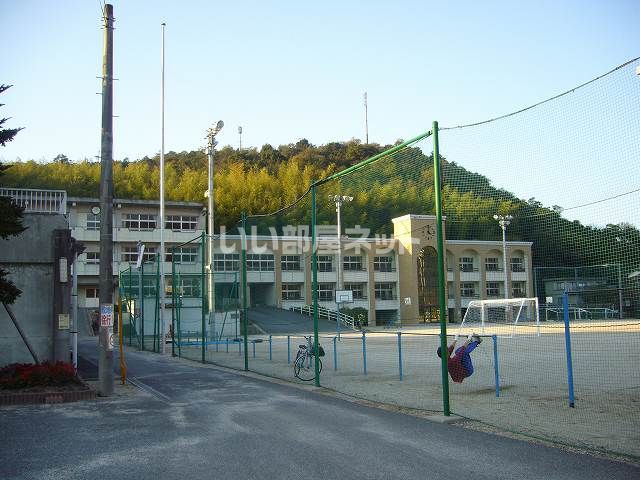 近くの小学校まで620m（徒歩8分）