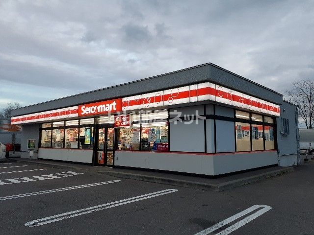 近くのコンビニまで649m（徒歩9分）