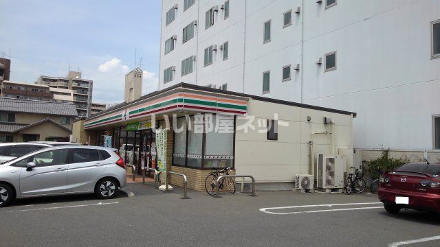 近くのコンビニまで158m（徒歩2分）