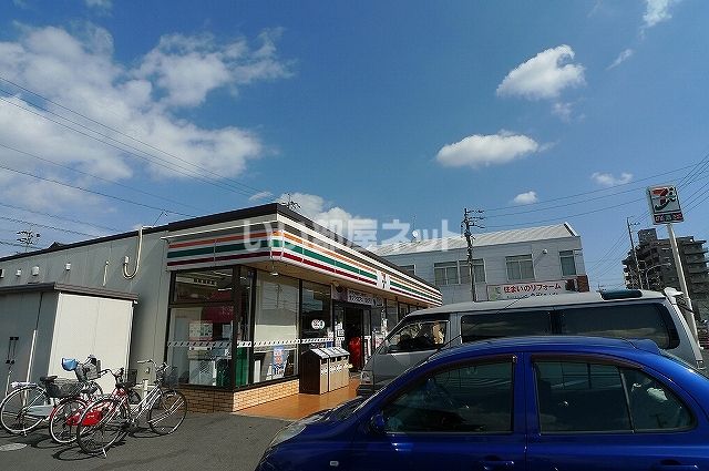 近くのコンビニまで631m（徒歩8分）