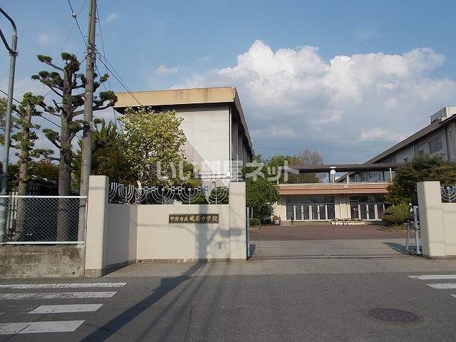 近くの中学校まで1,251m（徒歩16分）
