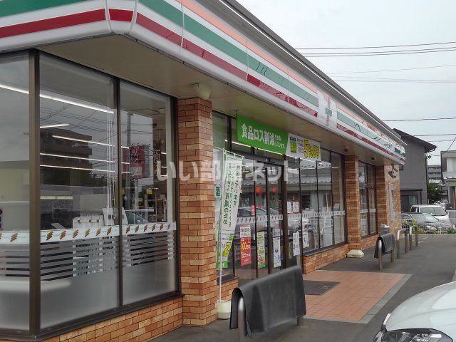 近くのコンビニまで504m（徒歩7分）