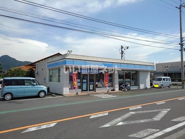 近くのコンビニまで492m（徒歩7分）