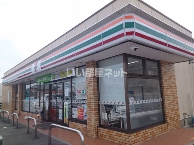 近くのコンビニまで488m（徒歩7分）