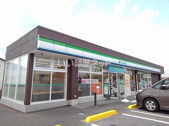 近くのコンビニまで558m（徒歩7分）