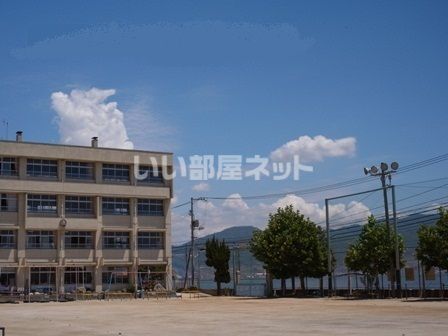 近くの三原市立須波小学校まで419m（徒歩6分）