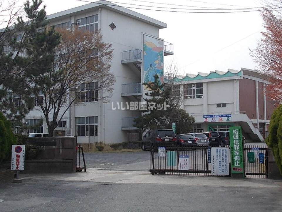 近くの小学校まで270m（徒歩4分）