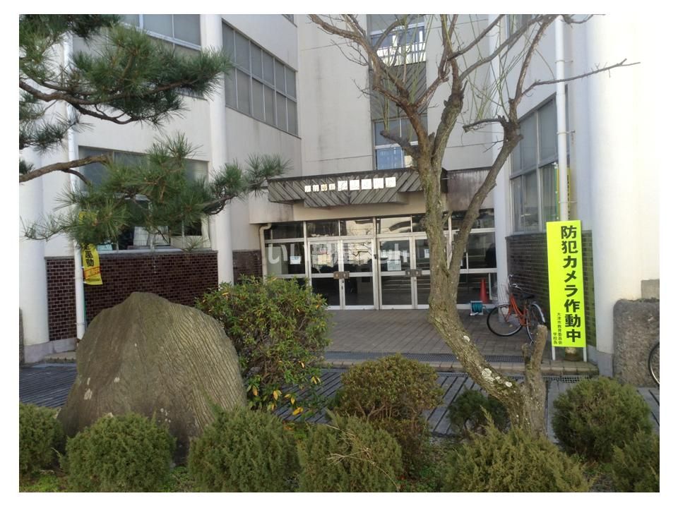 近くの大津市立石山小学校まで613m（徒歩8分）
