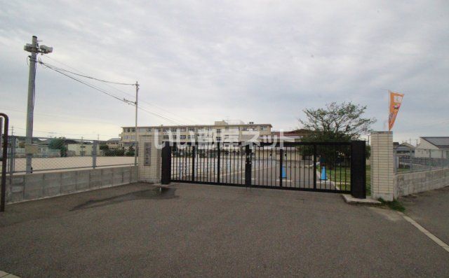 近くの小学校まで308m（徒歩4分）