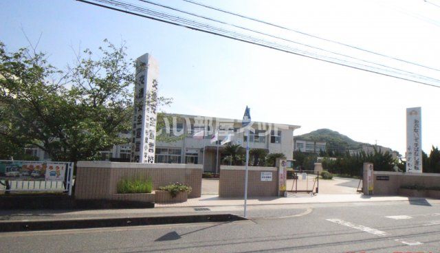 近くの糸島市立加布里小学校まで137m(徒歩2分)