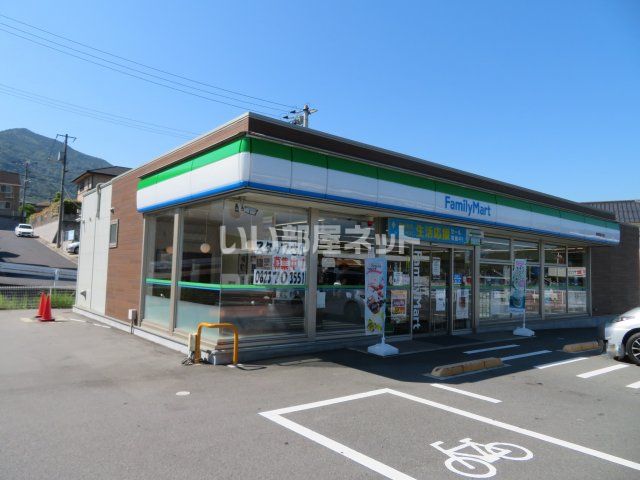 近くのファミリーマート 郷原野路の里店まで1,976m（徒歩25分）