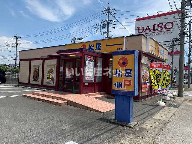 近くに飲食店あり