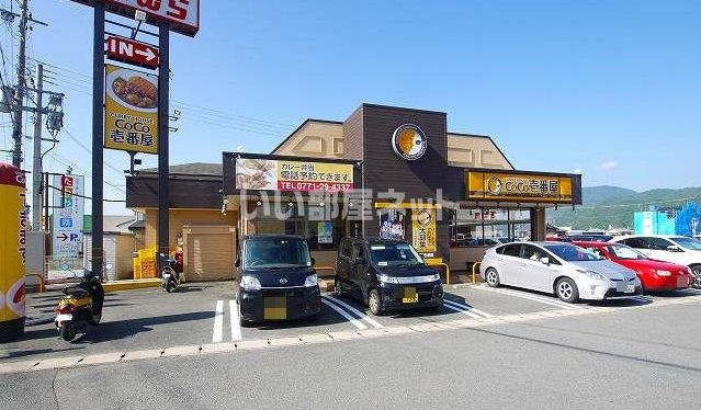 近くの飲食店まで769m（徒歩10分）