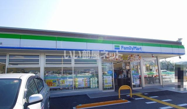 近くのコンビニまで558m（徒歩7分）