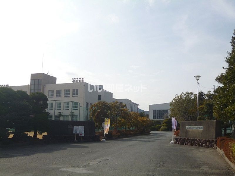 近くの浜松市立三ヶ日中学校まで958m(徒歩12分)