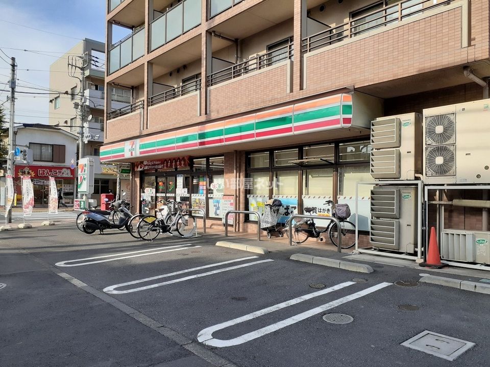 近くのコンビニまで618m（徒歩8分）