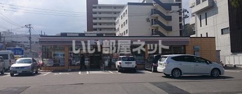 近くのコンビニまで569m（徒歩8分）