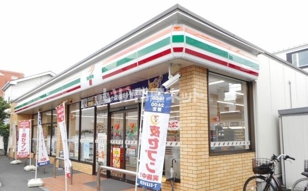 近くのコンビニまで874m（徒歩11分）