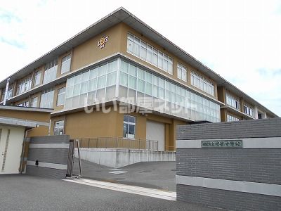 近くの精華町立精華中学校まで489m（徒歩7分）