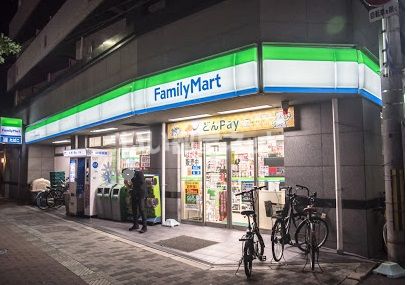 近くのファミリーマート西成区役所前店まで460m（徒歩6分）