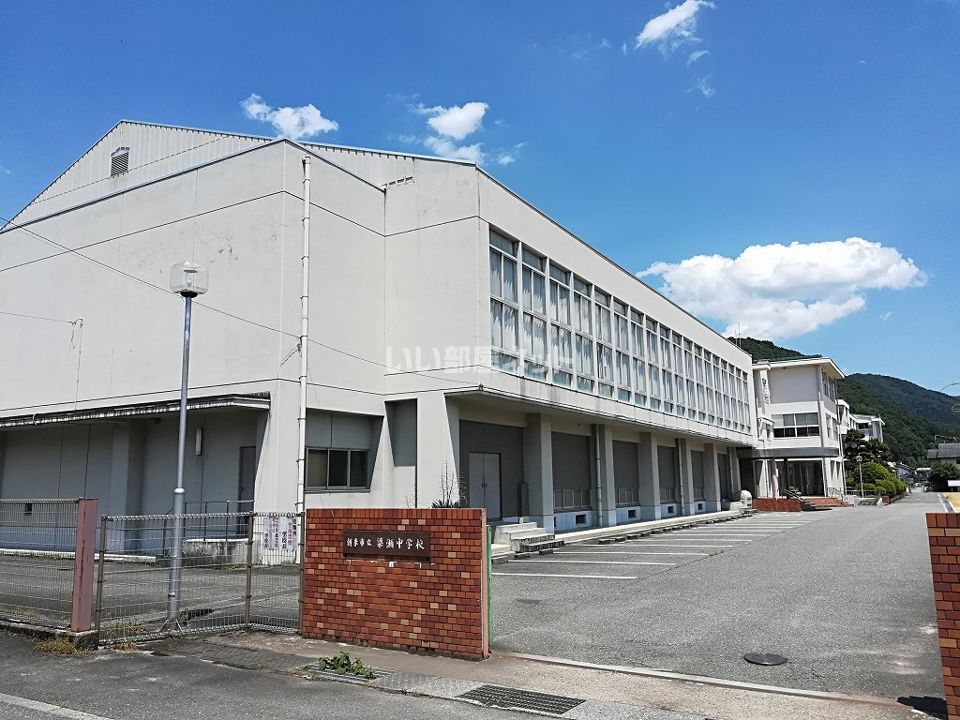 近くの中学校まで3,801m（徒歩48分）