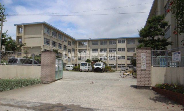 近くの小学校まで636m（徒歩8分）