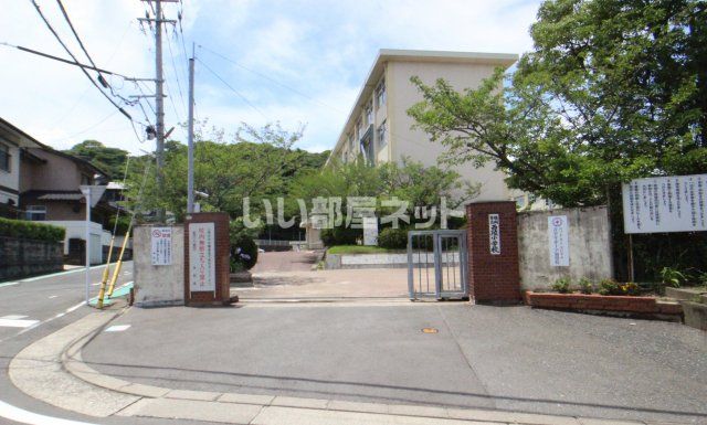 近くの福岡市立西陵小学校まで669m（徒歩9分）
