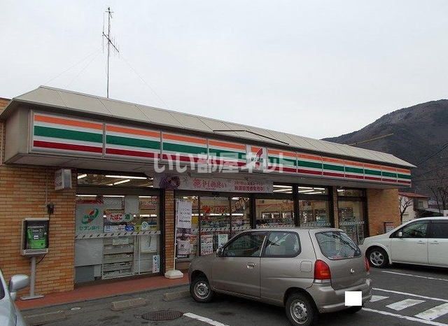 近くのセブンイレブン 戸倉店まで646m(徒歩9分)
