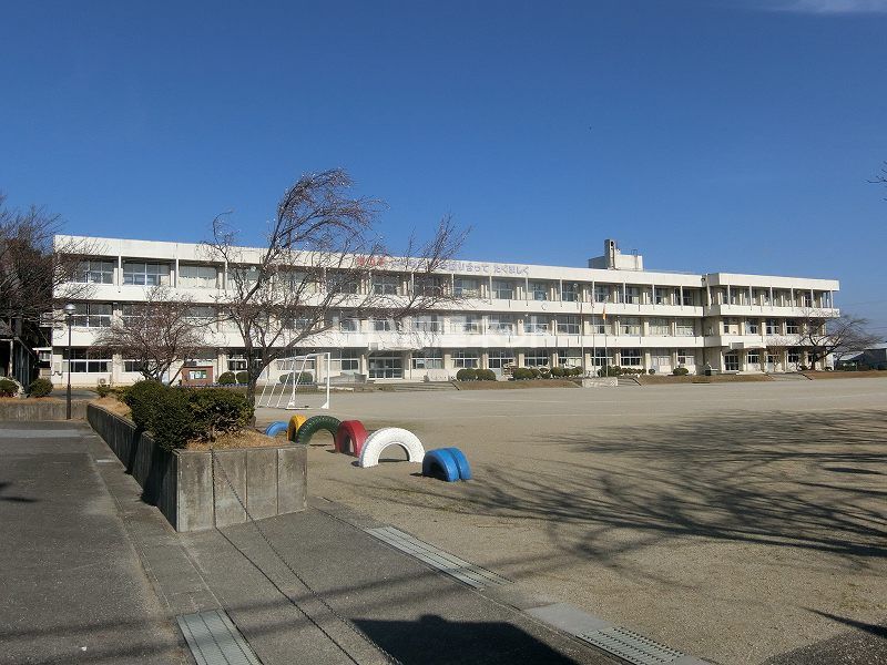 近くの垂井町立東小学校まで1,175m(徒歩15分)