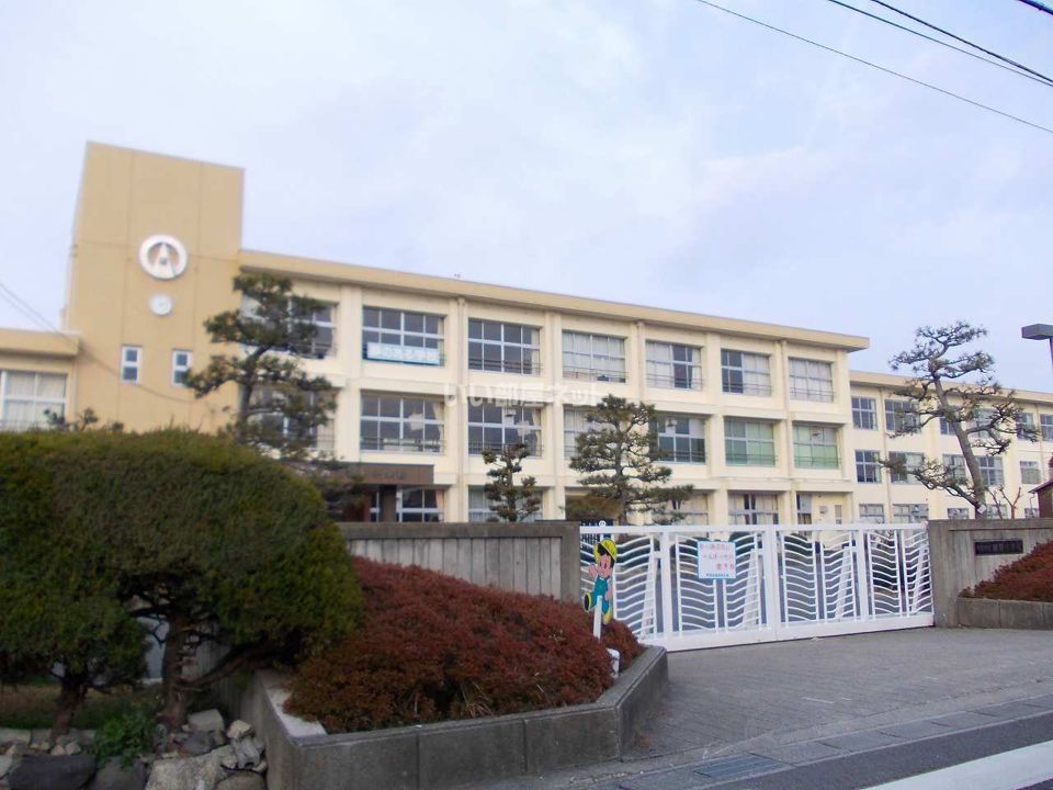 近くの甲賀市立綾野小学校まで1,147m（徒歩15分）