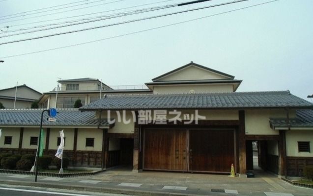 近くの東近江市立五個荘小学校まで4,657m（徒歩59分）