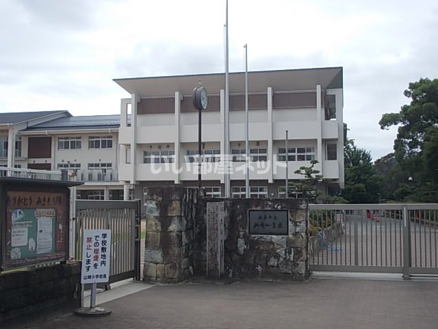 近くの小学校まで908m（徒歩12分）